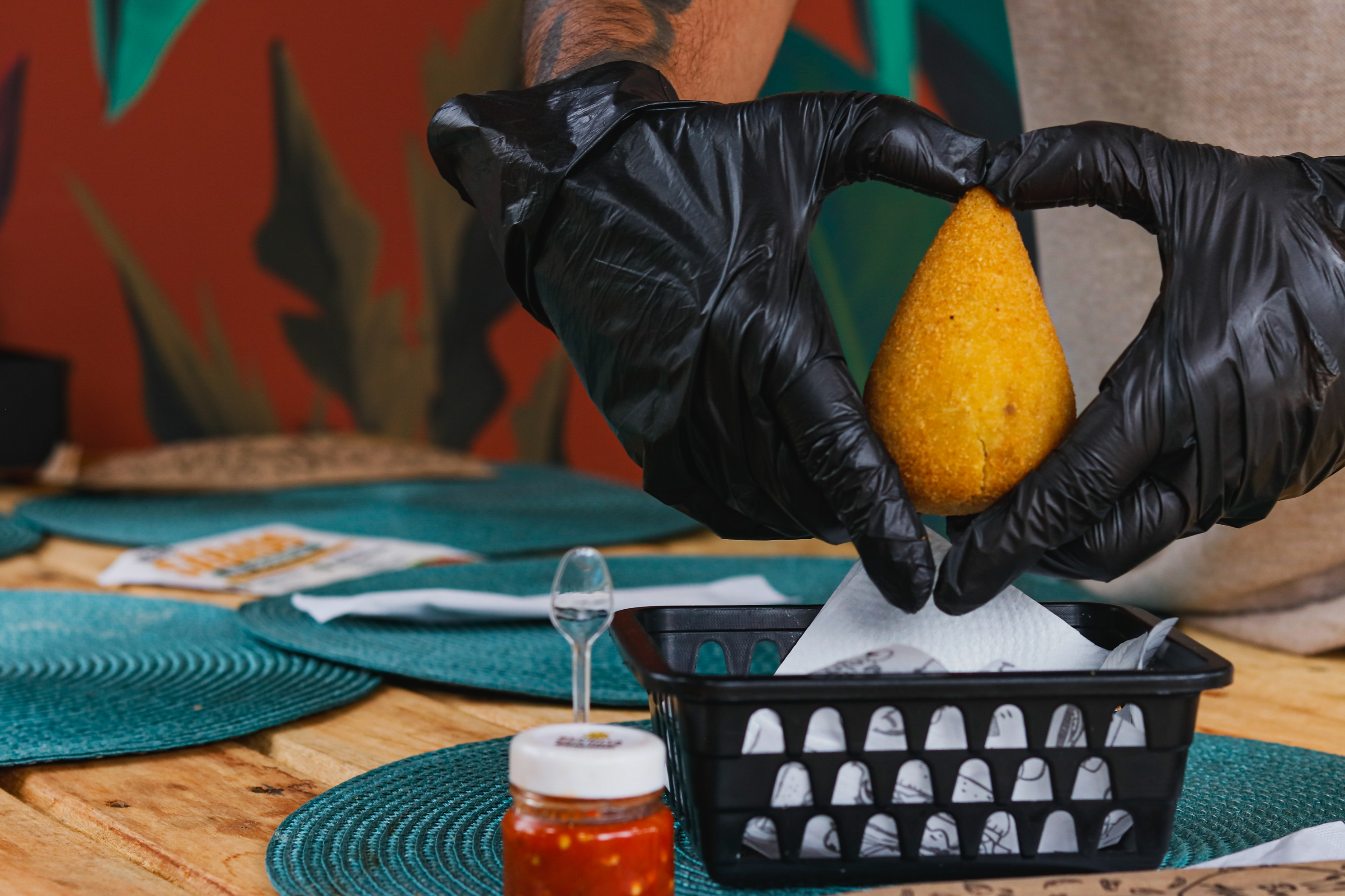 Destaque da famosa Coxinha da Bendita Coxinha sendo preparada